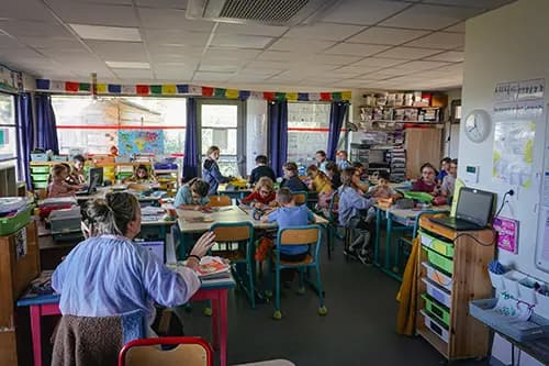 Une photo d’un groupe d’élèves collaborant sur un projet.