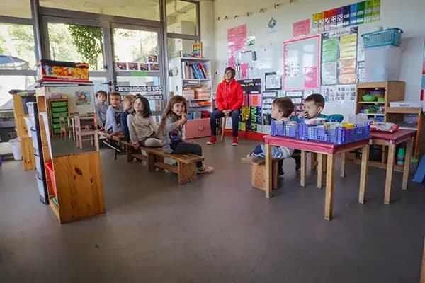 Une photo illustrant une classe maternelle dynamique.