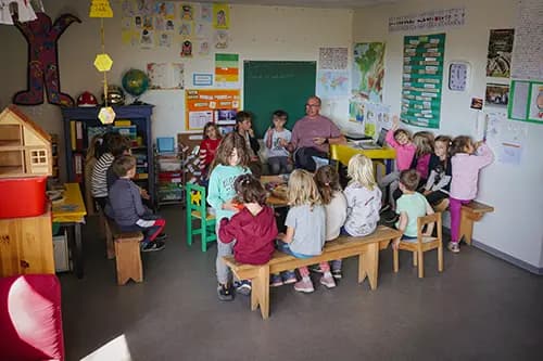 Une photo montrant des élèves en apprentissage interactif.